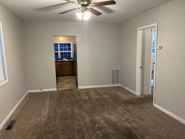 Building Photo - 2051 Lavey St