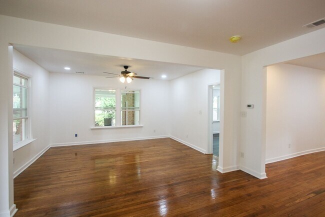 Building Photo - Spacious 4 Bedroom, 2.5 Bath Home in Savan...