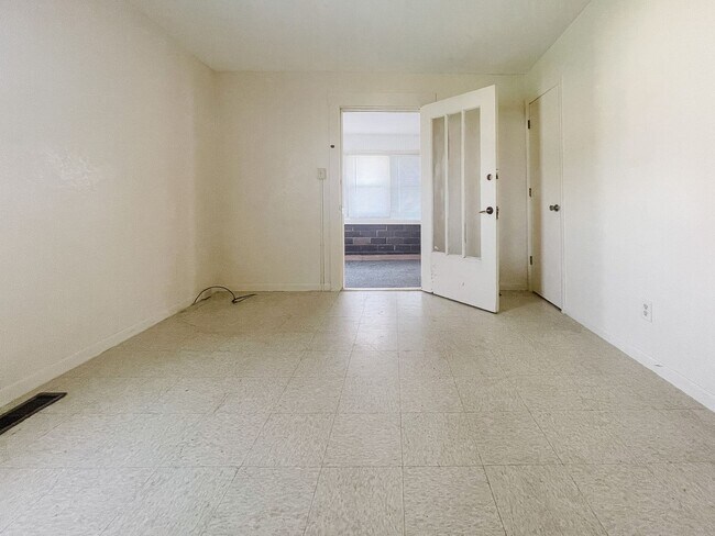 Foto del edificio - Coming Soon in Muncie! 3 Bed / 1 Bath House — Pet Friendly! Washer & Dryer Hookups!
