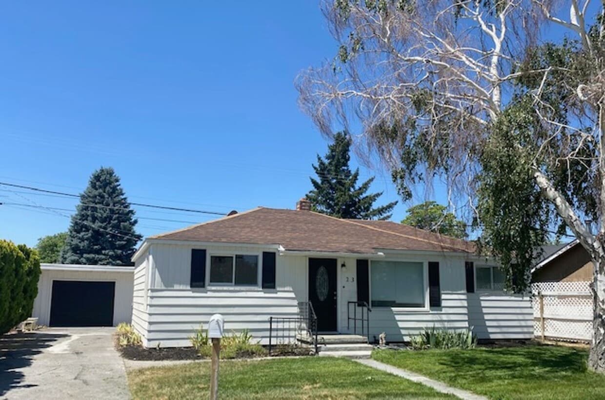 Primary Photo - Home w/ Detached Garage For Rent!