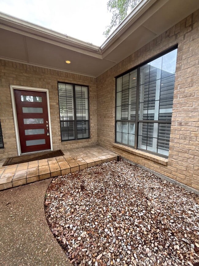 Building Photo - 5026 Bellaire Dr S