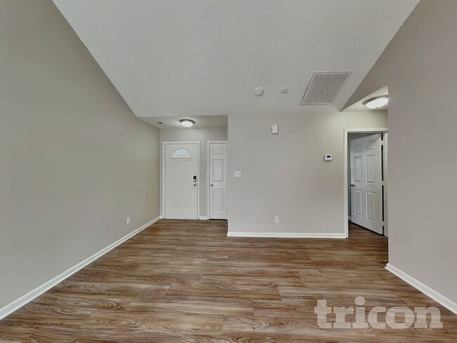 Building Photo - 2736 Daffodil Dr