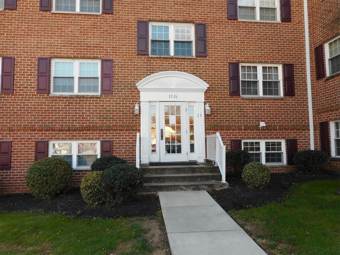 Foto principal - 1126 Chesapeake Dr