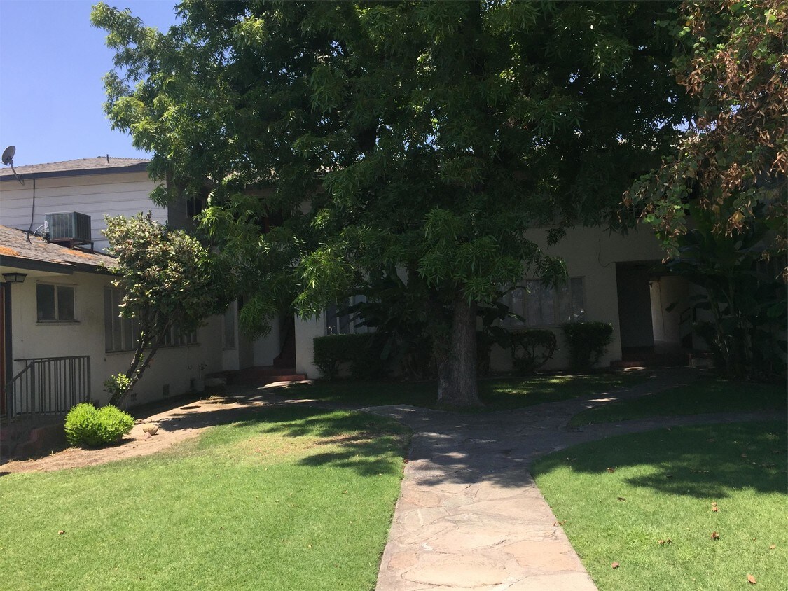2303 E St Unit 2303, Bakersfield, CA 93301 Room for Rent in