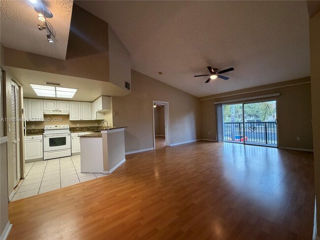 Foto del edificio - 1600 Crestwood Ct S