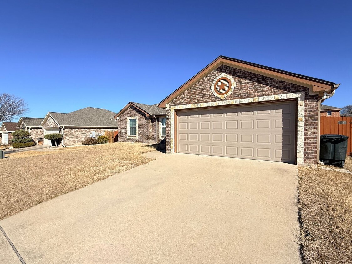 Building Photo - NEW IN MANAGEMENT - COMING SOON!