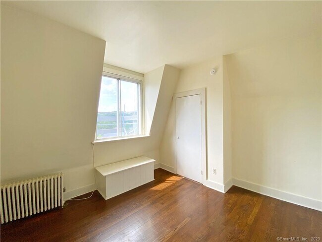Foto del edificio - 218 Flax Hill Rd