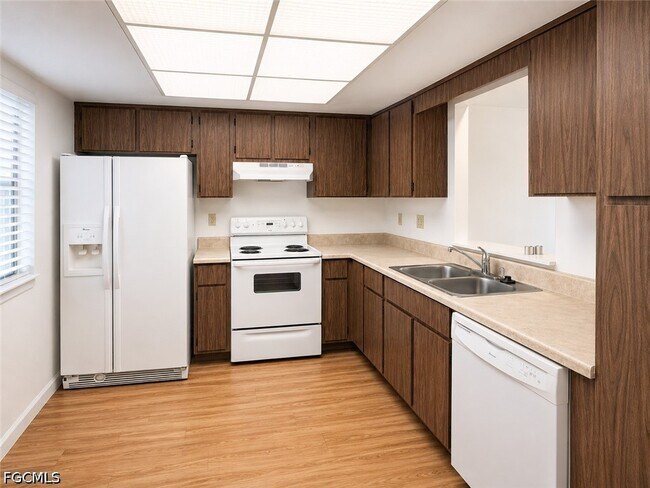 Foto del edificio - 4440 Orchid Blvd