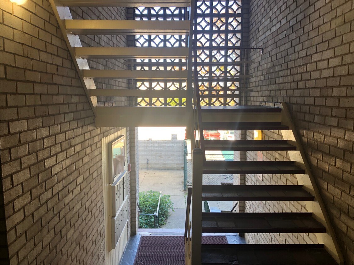 Primary Photo - 9276 Adelphi Rd