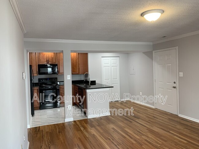 Building Photo - 1611 Carriage House Terrace