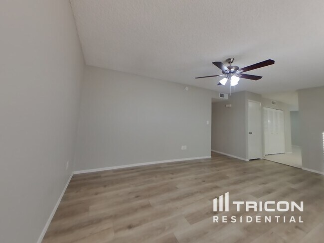 Building Photo - 4801 W Larkspur Dr