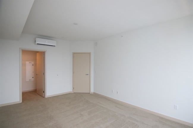 Building Photo - 555 S King St