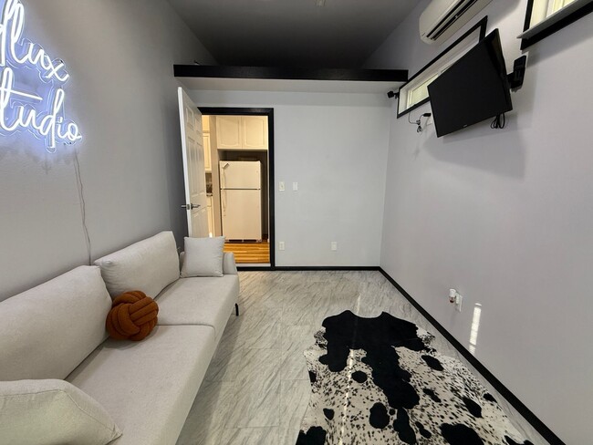 Foto del edificio - 1-Bedroom, 1-Bath Rental with Parking