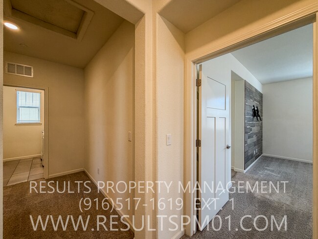 Foto del edificio - Beautiful Roseville 4 Bedroom Home