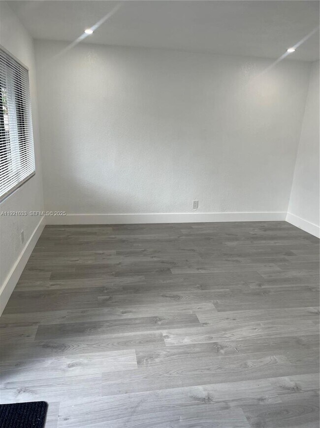 Foto del edificio - 880 NW 8th Ave