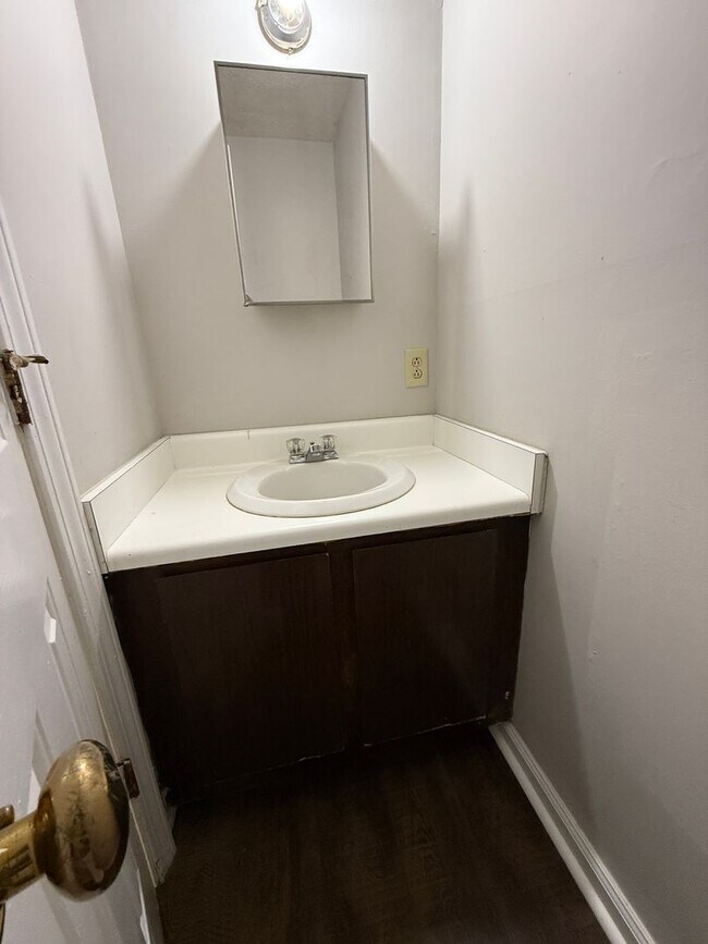 Foto del edificio - 2 Bedroom- 1 1/2 bathroom- Townhouse Apartment in West Rome