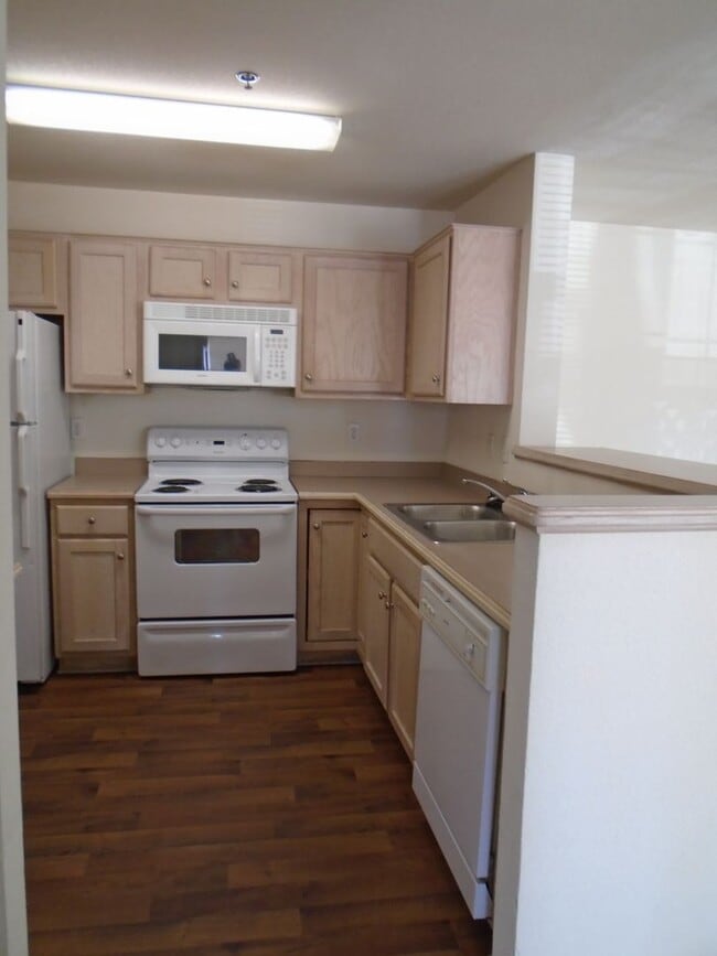 Building Photo - Roomy Main Floor Apartment!