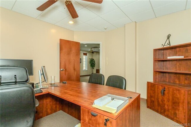 Foto del edificio - 5 Fair Lawn Dr