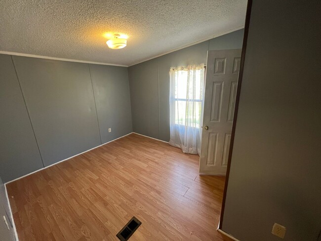 Building Photo - 3 Bedroom 2 Bath Double Wide Manufactured ...