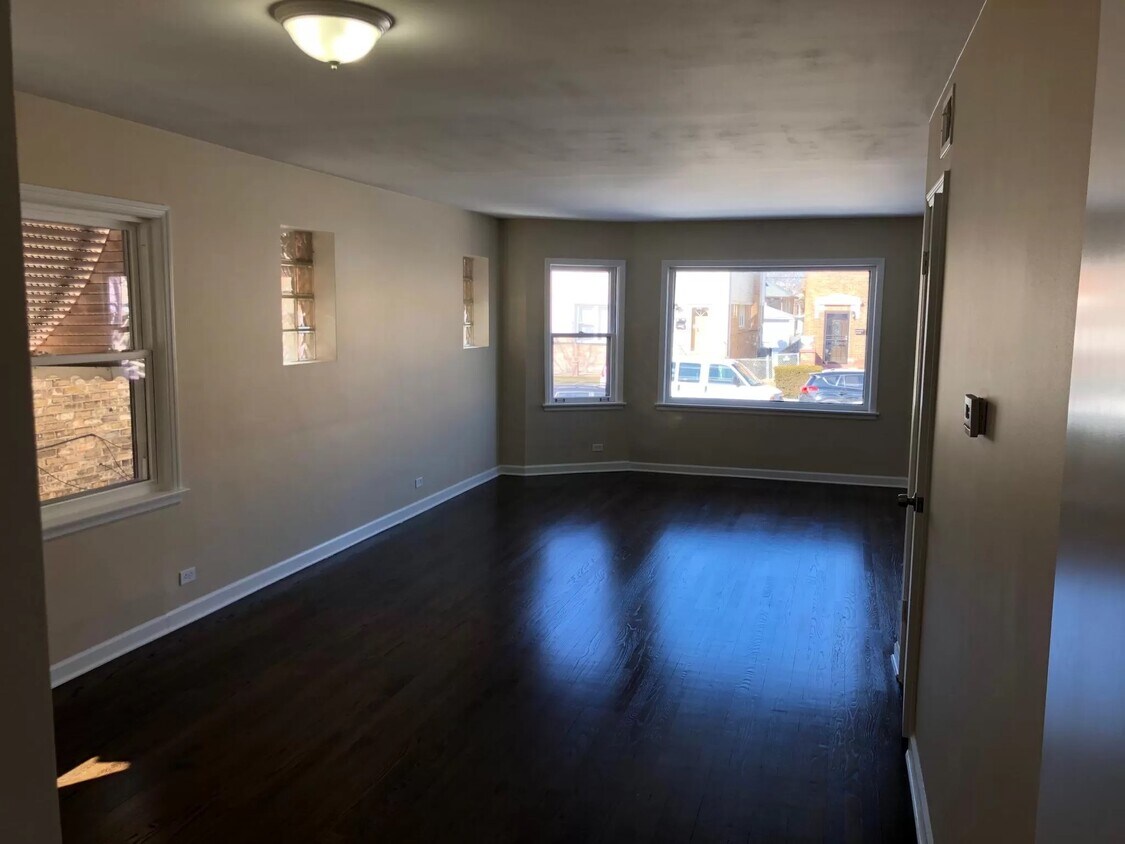 5115 W Roscoe St, Chicago, IL 60641 Apartments in Chicago, IL