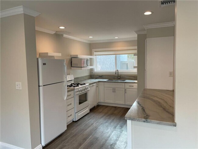 Foto del edificio - 468 Broderick Way