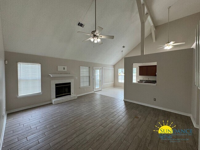 Foto del edificio - Charming 4-Bedroom Home in Parkwood Place,...