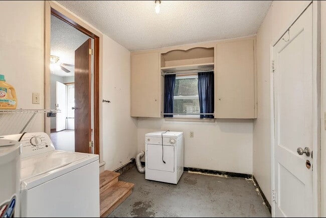 Building Photo - $895 - 2 bed 1 bath - Single Family Home