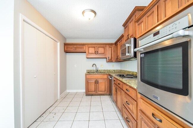 Building Photo - 5825 Lynnfield Cove