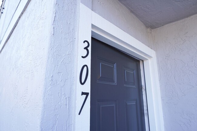 Building Photo - Beautiful Pacheco Condo!