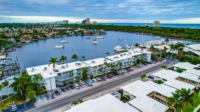 Building Photo - 2717 Yacht Club Blvd