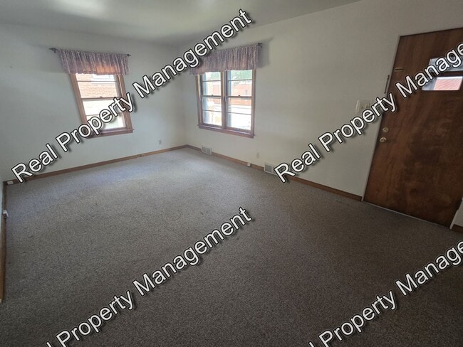 Building Photo - Spacious Three Bedroom