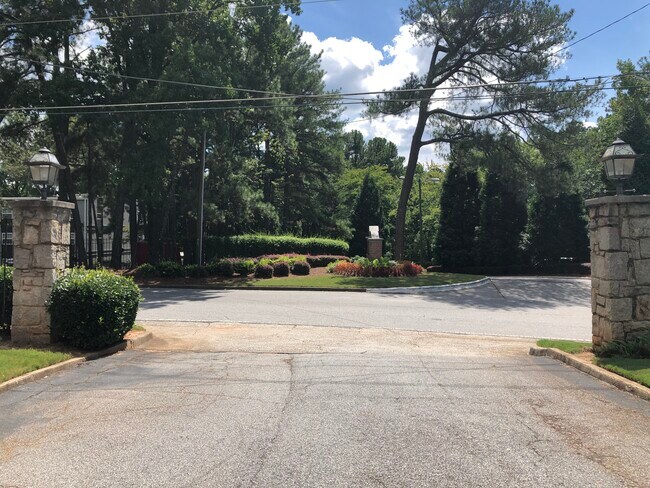 Foto del edificio - 2956 N DeKalb Dr
