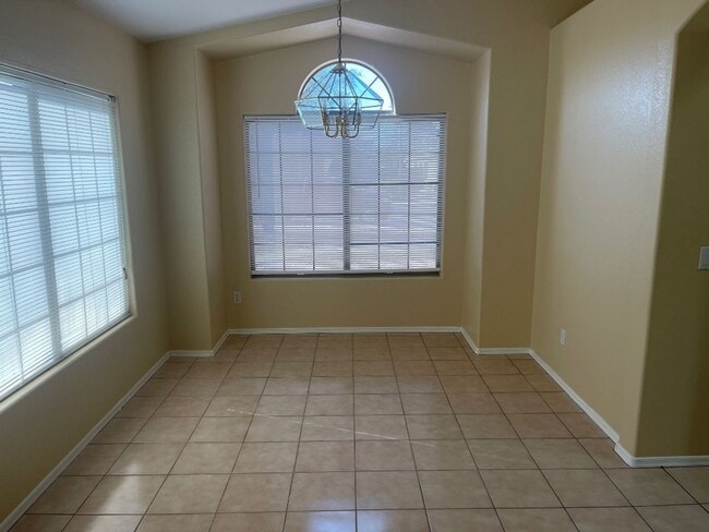 Foto del edificio - 13225 W Desert Ln