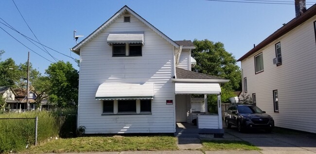 Building Photo - 3052 Sackett Ave