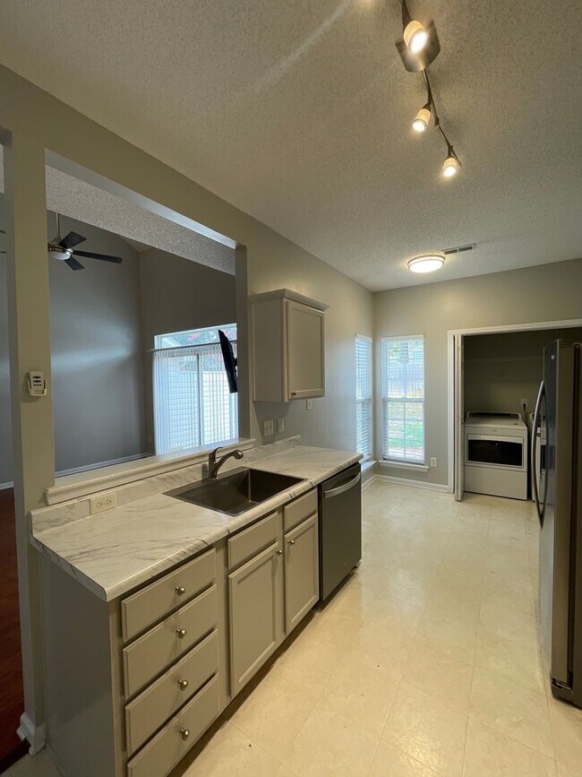 Building Photo - Townhouse in the Oakhurst Community!