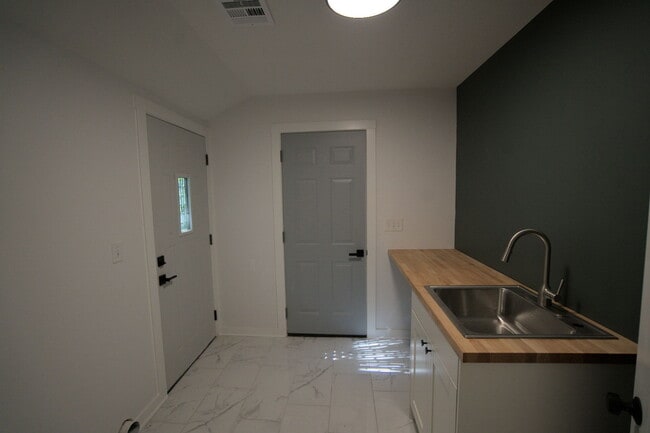 Building Photo - 2039 Rhode Island St