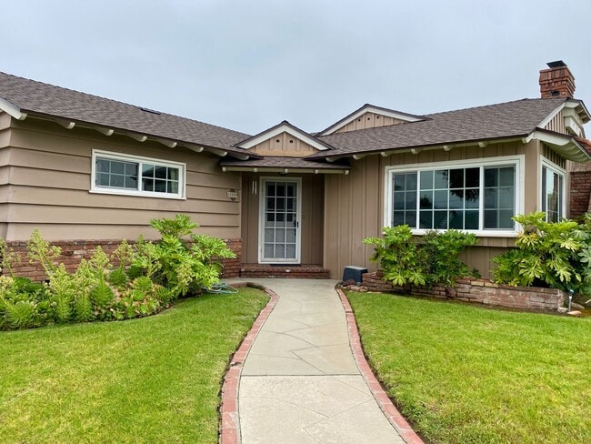Building Photo - 3 Bed, 2.5 Bath Home Boasting with Character!