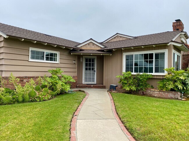 Foto del edificio - 3 Bed, 2.5 Bath Home Boasting with Character!