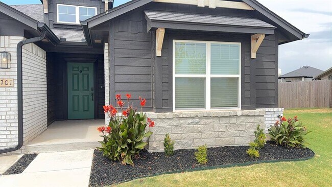 Building Photo - 701 Caladium Dr