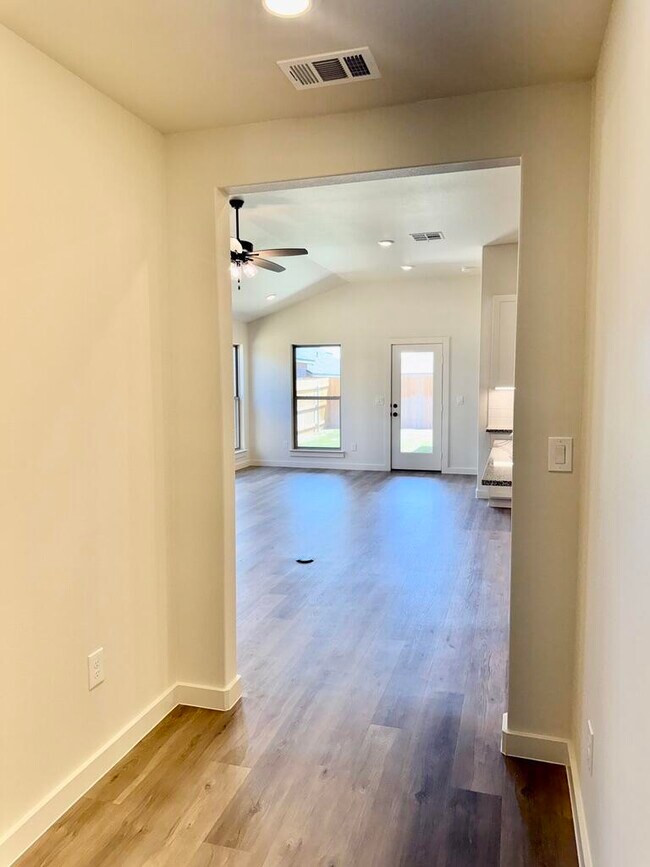 Foto del edificio - 2408 Aberdeen Ave