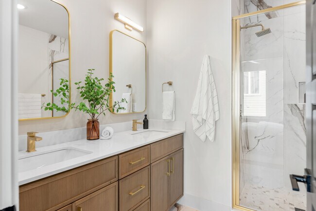 Foto del edificio - 1043 E Trinity Ln