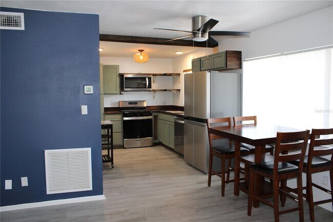 Foto del edificio - 1100 Martinique Dr