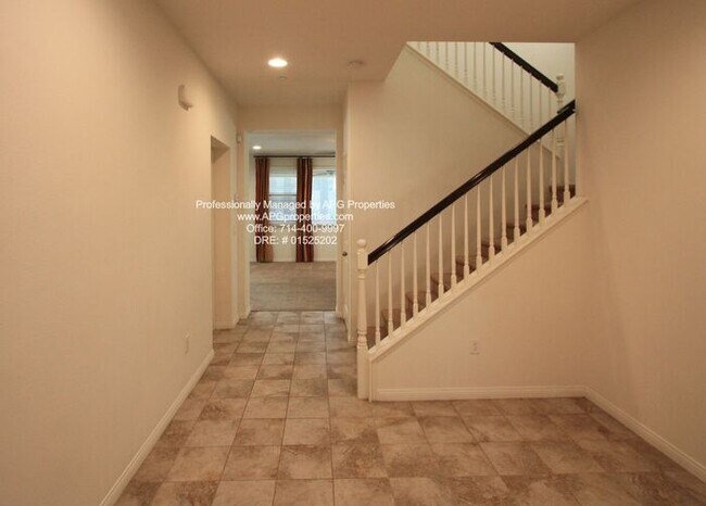 Foto del edificio - 4 bedroom / 3.5 bathroom home with 2 car g...