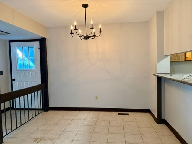 Building Photo - LEXINGTON - 3 Bedroom, 1 1/2 Bath Duplex Move-In Ready!