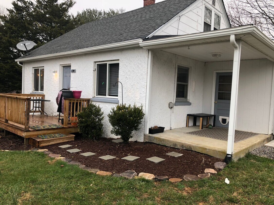 Primary Photo - 3 Bedroom Cottage-Like Home
