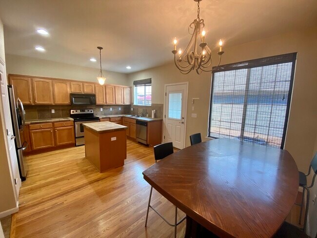 Building Photo - Beautiful 3-Bedroom, 3 Bath Townhome