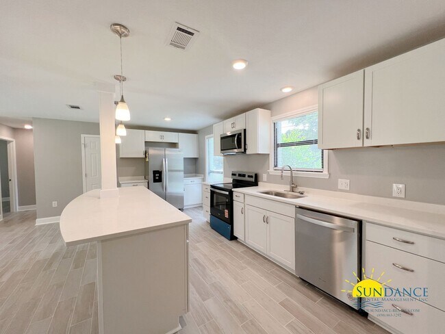 Building Photo - Inviting 3 Bedroom Home in Crestview Near Downtown & I-10!