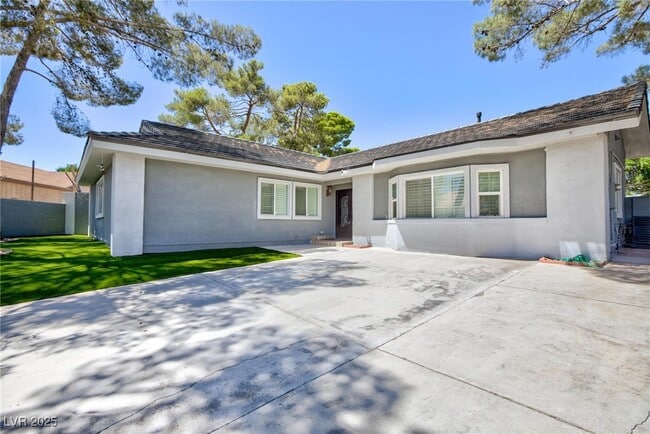 Building Photo - 5033 Saluda Cir