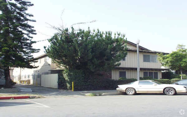 Building Photo - 835 Chestnut Ave