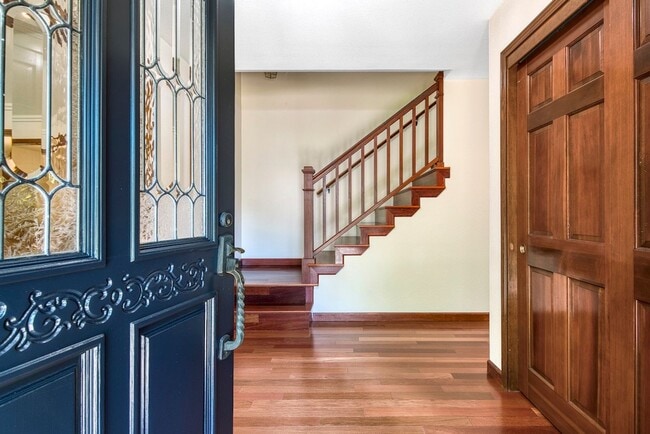 Building Photo - 8 Racquet Ct